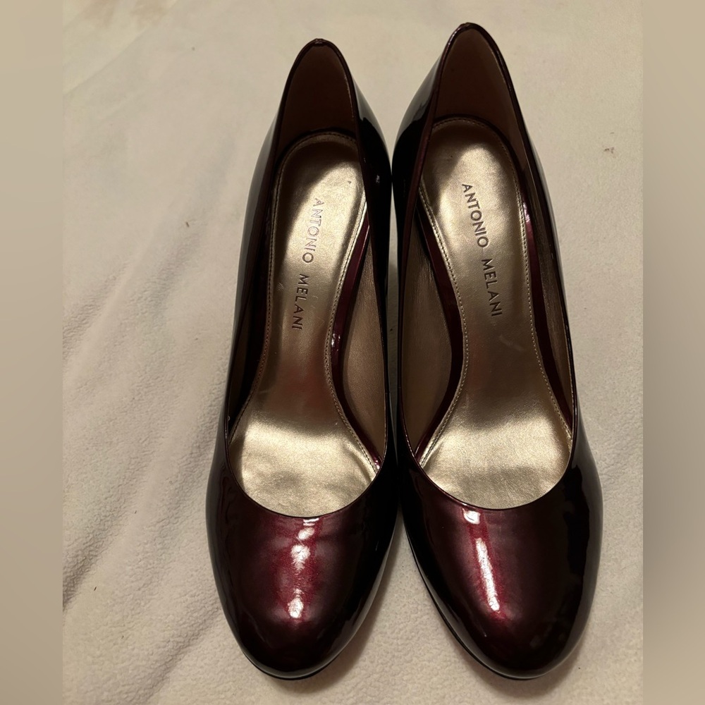 Beautiful gently used Antonio Melani - burgundy  patten shoes. 7.5